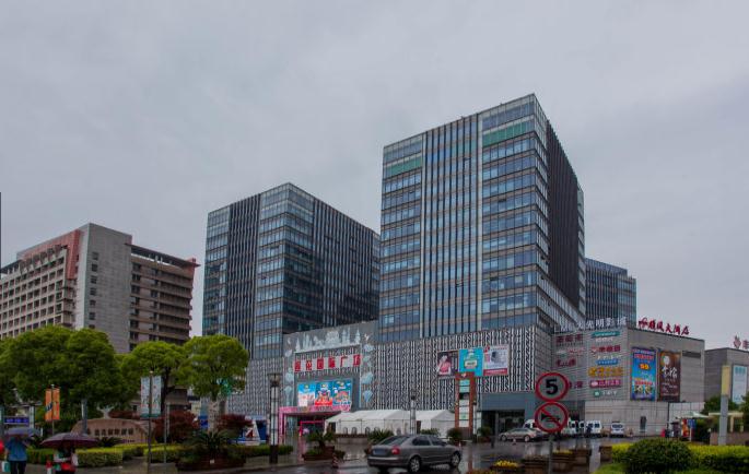 上海蓮花國際廣場：地鐵上蓋，交通樞紐旁的都市綠洲